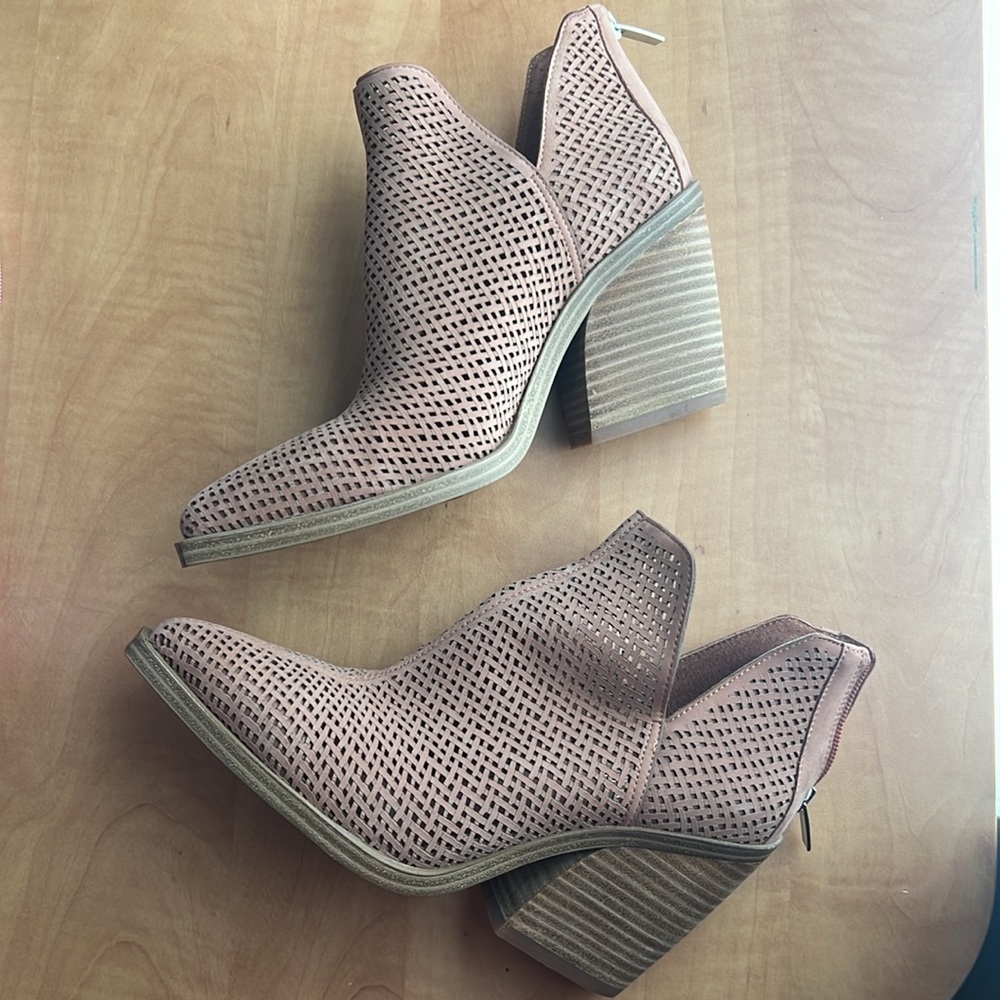 Vince Camuto || "Gibbela" Woven Pointed Toe Bootie - Picture 2 of 7